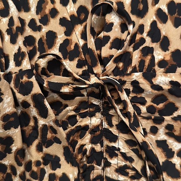 Leopard Veronica Beard dress sz 4! Fully lined, Hidden zippers buttons. Worn 1x - Picture 7 of 8